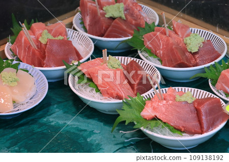 小盤上的新鮮生魚片,色彩繽紛的生魚片 小盤上的新鮮生魚片,色彩繽紛的生魚片 109138192
