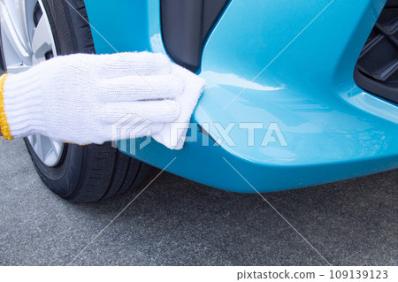Car scratch repair work (repair method) Work to remove oil and dirt from the scratched area Car scratch repair work (repair method) Work to remove oil and dirt from the scratched area 109139123