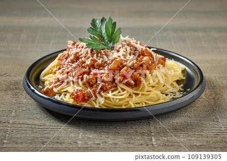 spaghetti with sauce bolognese spaghetti with sauce bolognese 109139305