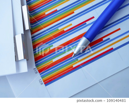 桌子上的圖表和文件 109140481