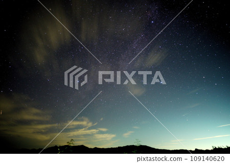 Night view overlooking the peaks of the World Heritage Site Omine Okugakedo from the Omine Okugakedo Observation Deck (Kamikitayama Village, Yoshino District, Nara Prefecture, Forest Road Hiratani Nishinoya Line) Night view overlooking the peaks of the World Heritage Site Omine Okugakedo from the Omine Okugakedo Observation Deck (Kamikitayama Village, Yoshino District, Nara Prefecture, Forest Road Hiratani Nishinoya Line) 109140620