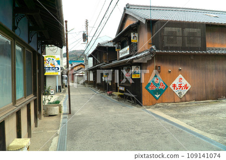 [Important Preservation District for Groups of Traditional Buildings] Toyomachi Mitarai, street where Mitarai Showakan is located, Kure City, Hiroshima Prefecture 109141074