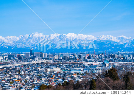從吳羽山公園眺望富山市和立山山脈(冬季) 從吳羽山公園眺望富山市和立山山脈(冬季) 109141244