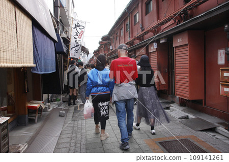 參觀完淺草寺後,可以在熱鬧的仲見世街後街享用美食。入境外國人也深知 參觀完淺草寺後,可以在熱鬧的仲見世街後街享用美食。入境外國人也深知 109141261