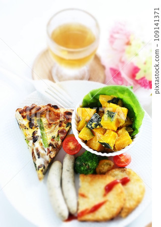 One plate breakfast of quiche and hash browns 109141371