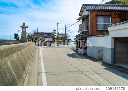 [Important Preservation District for Groups of Traditional Buildings] Toyomachi Mitarai Takatoro and Sumiyoshi Shrine Kure City, Hiroshima Prefecture 109142278
