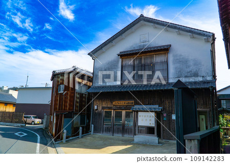 [Important Preservation District for Groups of Traditional Buildings] Toyomachi Mitarai Edo Minato Town Exhibition Hall Kure City, Hiroshima Prefecture 109142283