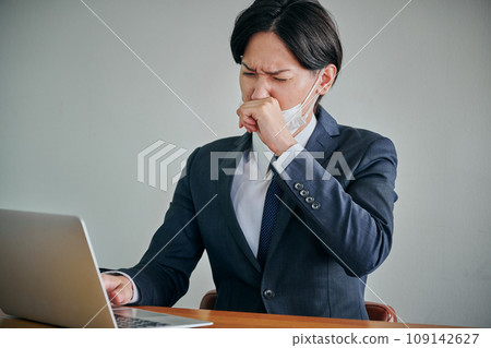 年輕男性辦公室職員用手指捏著鼻子 109142627