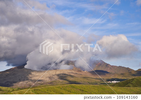 熊本縣草千里濱和阿蘇中岳的火山煙霧 109143160