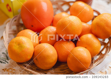 Old-fashioned fruits in the kitchen 109143283