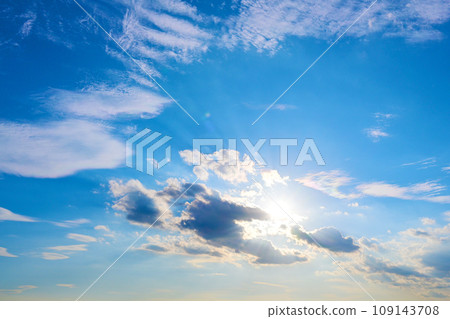陽光、藍天和雲彩 109143708