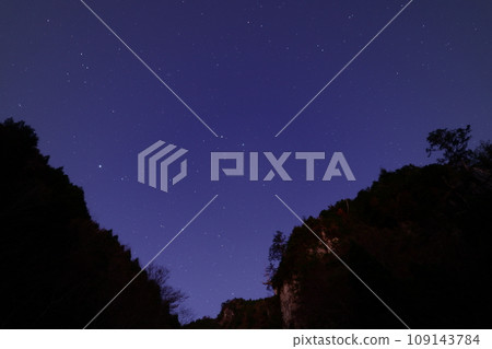 下北山村黎明與黃昏前的星空（拍攝地點：奈良縣吉野區下北山村，國道425號線，白谷隧道東出口附近） 109143784