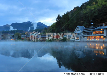 Yufuin hot spring village in the morning (Lake Kinrinko/Yufuin Town, Yufu City) Yufuin hot spring village in the morning (Lake Kinrinko/Yufuin Town, Yufu City) 109143891