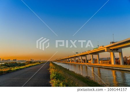 首都高速公路染上朝霞 109144157