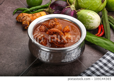 Indian cuisine - spicy chicken vindaloo 109144365