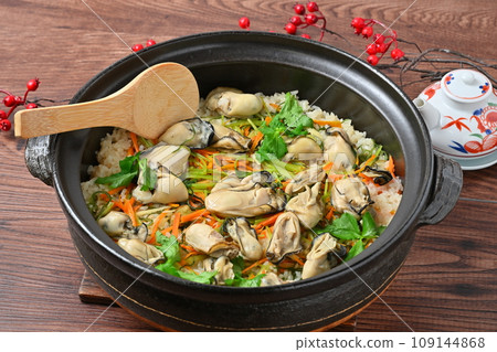 Oyster rice, oyster rice, oyster meal, oyster rice, oyster rice, earthenware pot rice, oyster rice. 109144868