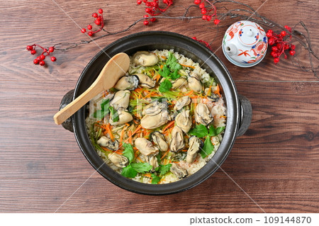 Oyster rice, oyster rice, oyster meal, oyster rice, oyster rice, earthenware pot rice, oyster rice. 109144870