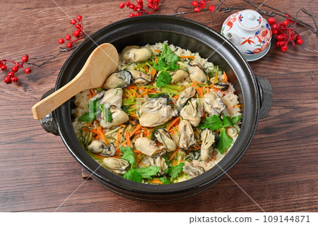 Oyster rice, oyster rice, oyster meal, oyster rice, oyster rice, earthenware pot rice, oyster rice. 109144871