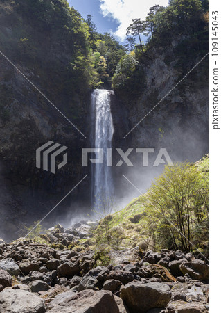 岐阜縣平湯大瀧瀑布，飛濺水花的瀑布 109145043