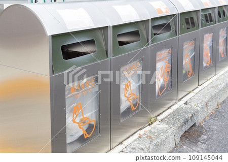 Separated trash cans on expressways 109145044