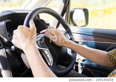 男人按喇叭 109145058