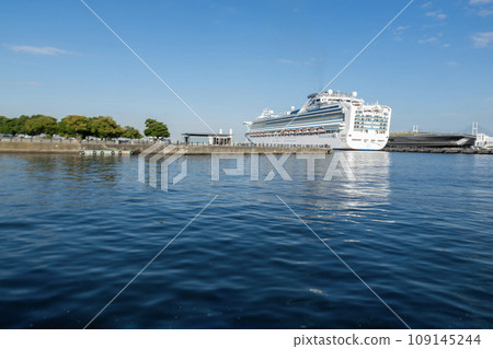 停泊在港口的豪華遊輪的後視圖,遠處的景色 停泊在港口的豪華遊輪的後視圖,遠處的景色 109145244