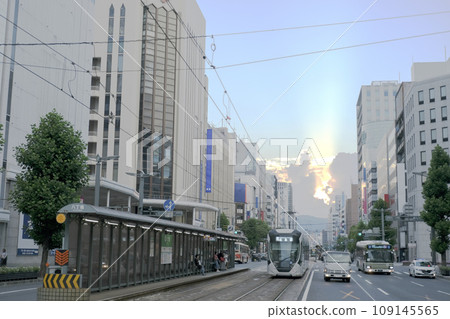 [廣島]黃昏的城市景觀與電車 109145565
