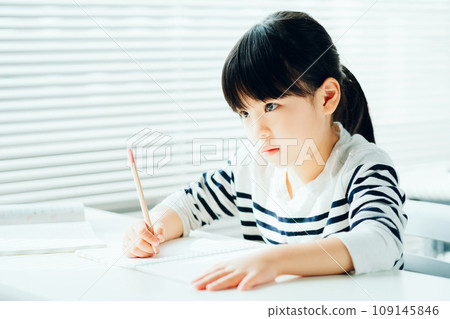 在補習班學習的小學生。 在補習班學習的小學生。 109145846