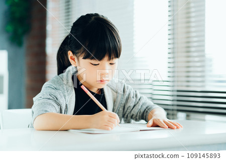 An elementary school girl studying at a cram school. 109145893