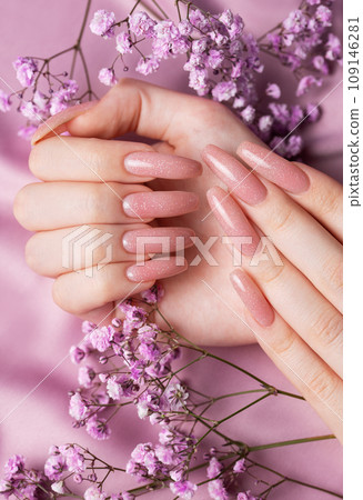 Female hands with beautiful manicure 109146281