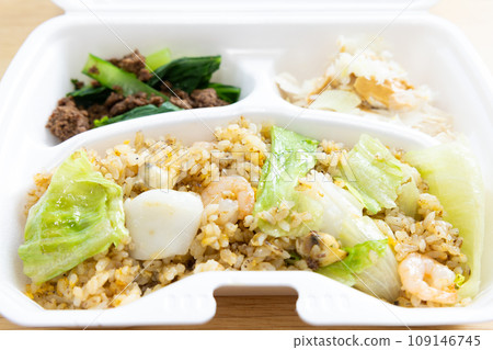Delicious seafood lettuce fried rice lunch box 109146745