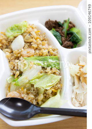 美味的海鮮生菜炒飯便當 美味的海鮮生菜炒飯便當 109146749