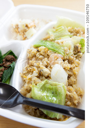 美味的海鮮生菜炒飯便當 109146750