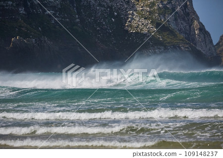 Waves Breaking in The Storm Waves Breaking in The Storm 109148237