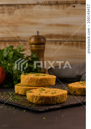 Raw veggie burger with chickpeas and vegetables Raw veggie burger with chickpeas and vegetables 109149457