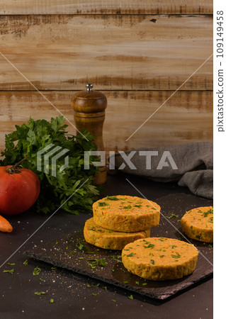 Raw veggie burger with chickpeas and vegetables 109149458