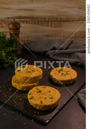 Raw veggie burger with chickpeas and vegetables Raw veggie burger with chickpeas and vegetables 109149462
