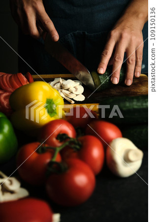 close-up of the chef's hands slicing champignons 109150136