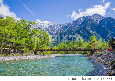 [Fresh green Kamikochi] Kappa Bridge and the remaining snow on the Hotaka Mountain Range 109150661