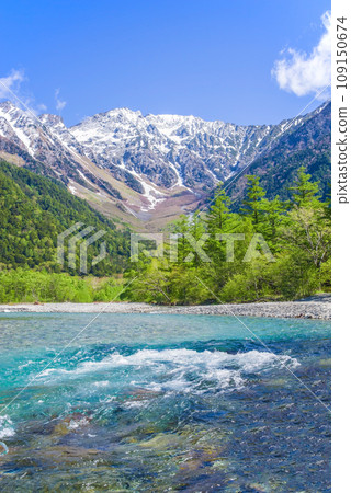 [Fresh green Kamikochi] Flowing Azusa River and remaining snow on the Hotaka Mountain Range 109150674