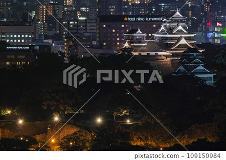 Kumamoto Prefecture/ Distant view of Kumamoto Castle (Kumamoto Castle Ruins) illuminated (photographed with a super telephoto lens) Kumamoto Prefecture/ Distant view of Kumamoto Castle (Kumamoto Castle Ruins) illuminated (photographed with a super telephoto lens) 109150984