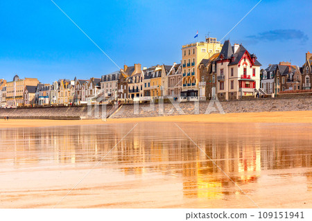 Embankment and beach, Saint-Malo, Brittany, France 109151941