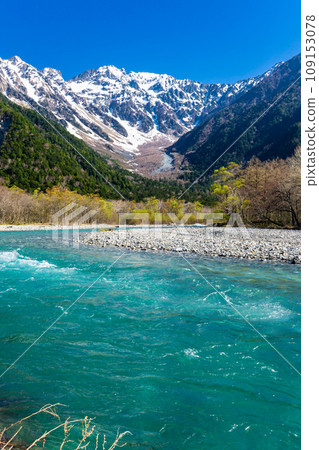 Early summer walking on the Kamikochi Nature Trail - View from Kappa Bridge 109153078
