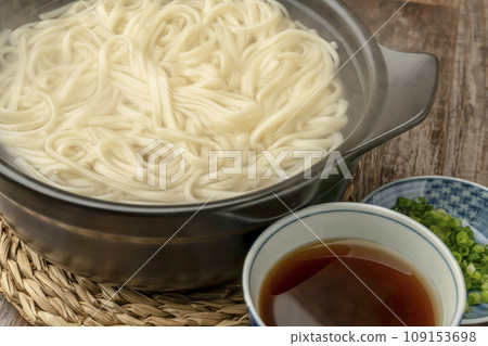 Kamaage udon in earthen pot Kamaage udon in earthen pot 109153698