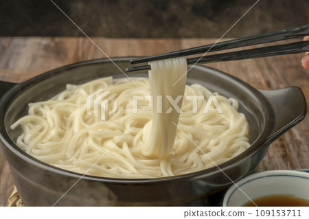 Kamaage udon, clay pot, chopsticks Kamaage udon, clay pot, chopsticks 109153711