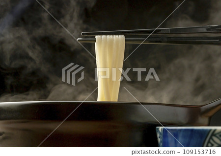 Kamaage udon, clay pot, chopsticks 109153716