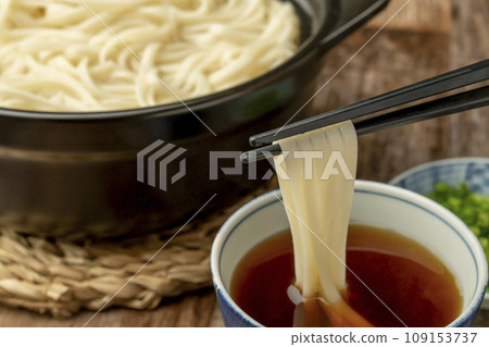 Kamaage烏龍麵:將烏龍麵浸入湯中 Kamaage烏龍麵:將烏龍麵浸入湯中 109153737