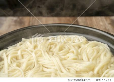 Kamaage udon in earthen pot 109153754