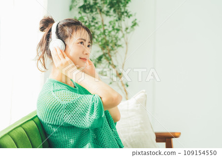 年輕女子在房間裡聽音樂 109154550