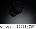 突出顯示黑色耳機和黑色背景的背景材料 109154765